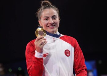 Detienen a padre de judoca croata por dar un beso en la boca a una voluntaria de París 2024