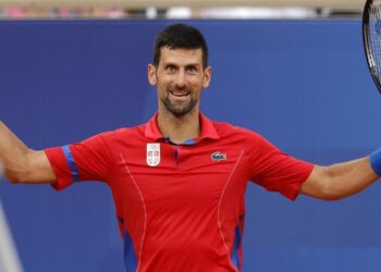 Djokovic vence a Tsitsipas y está a dos partidos del oro en París 2024