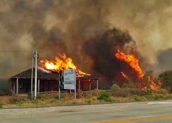 El fuego avanza en Roboré, empieza la evacuación y hay viviendas afectadas