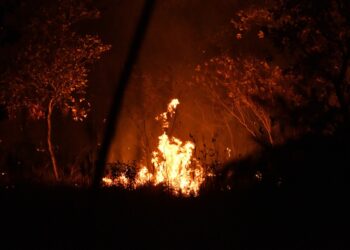 El fuego persiste en dos departamentos