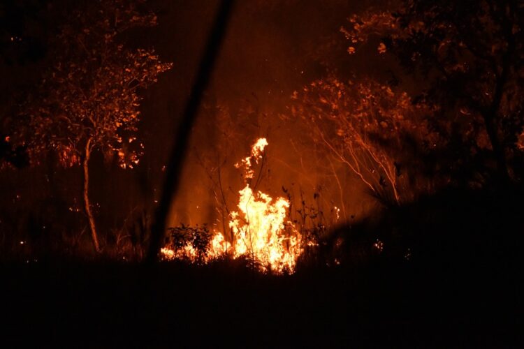 El fuego persiste en dos departamentos
