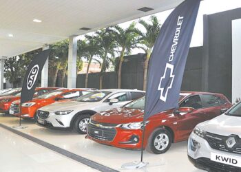 Automóviles último modelo en uno de los salones que tiene Imcruz en todo el país.