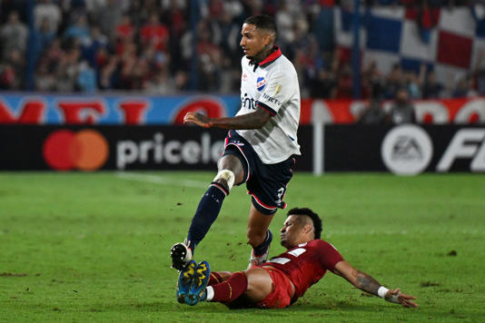 Juan Izquierdo se anticipa a un jugador de Always, fue ante Nacional en el Gran Parque Central