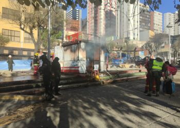 Un kiosco se incendia en la avenida Arce