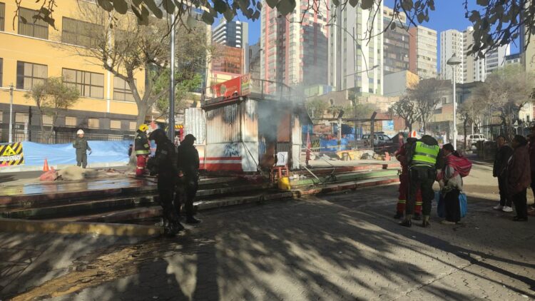 Un kiosco se incendia en la avenida Arce