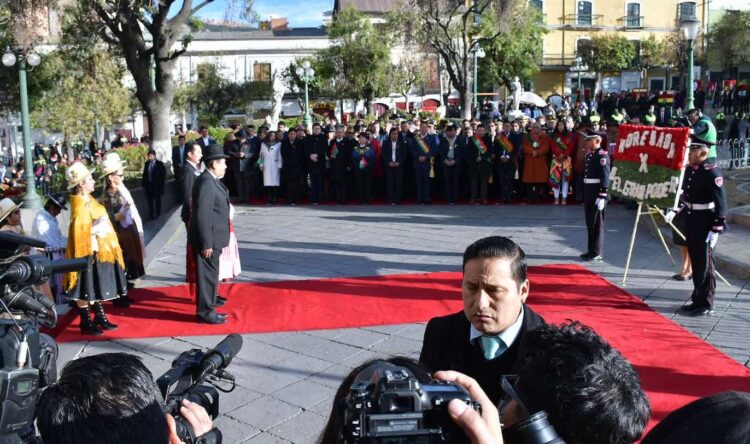 Continúan los actos por la efeméride de La Paz: ofrenda floral, iza de la bandera y tedeum