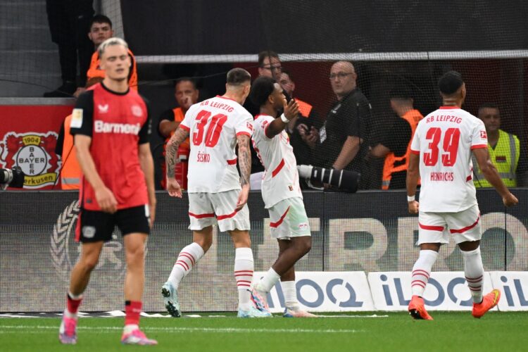El internacional belga Lois Opend celebra el 2-2 para Leipzig en la Bundesliga.