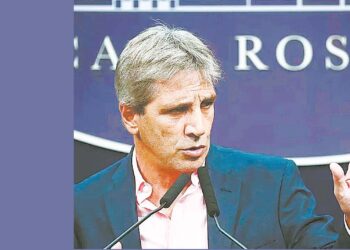 El ministro de Economía de Argentina, Luis Caputo, en conferencia de prensa.