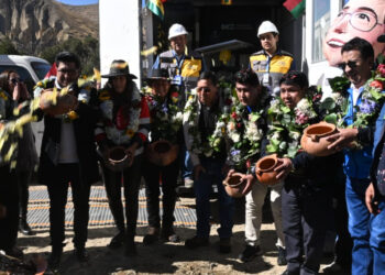 El presidente Luis Arce, junto a autoridades del Gobierno y organizaciones sociales colocó la piedra fundamental del Parque Lineal Metropolitano.
