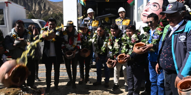 El presidente Luis Arce, junto a autoridades del Gobierno y organizaciones sociales colocó la piedra fundamental del Parque Lineal Metropolitano.