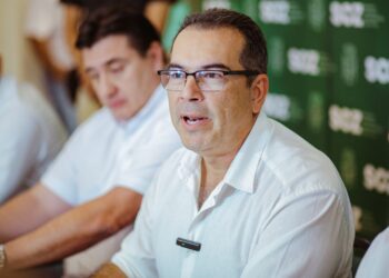 El gobernador en funciones, Mario Aguilera, en conferencia de prensa.