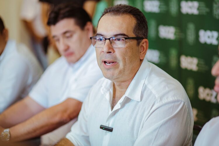 El gobernador en funciones, Mario Aguilera, en conferencia de prensa.