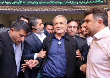 El presidente electo de Irán, Masud Pezeshkian, en el centro de la toma.