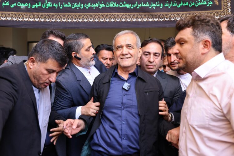 El presidente electo de Irán, Masud Pezeshkian, en el centro de la toma.