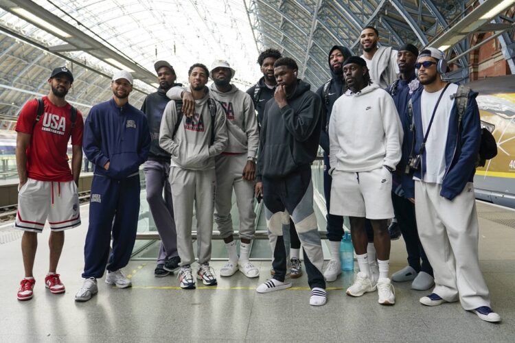 El equipo de baloncesto de Estados Unidos posa para fotografías en la estación de St Pancras con sus compañeros de equipo mientras toman el tren Eurostar hacia los Juegos Olímpicos de París 2024.
