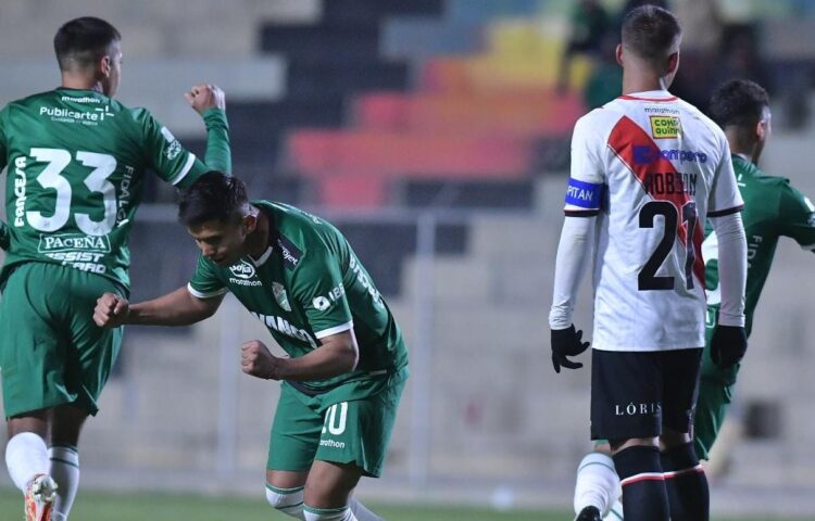 Los jugadores de Oriente celebran el primer gol ante la desazón de Always