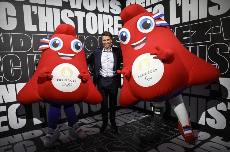 Tony Estanguet, presidente del Comité Organizador de los Juegos Olímpicos de París 2024 junto con las mascotas