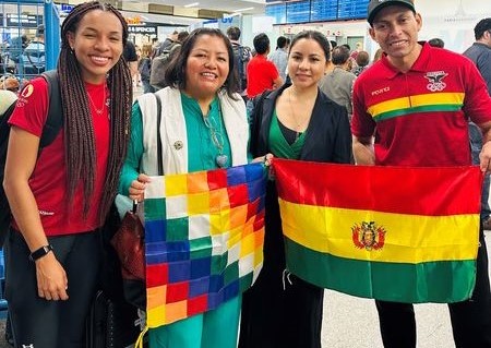 La velocista Guadalupe Tórrez (izq.) junto a miembros de la Embajada de Bolivia en Francia a su arribo a París este lunes.