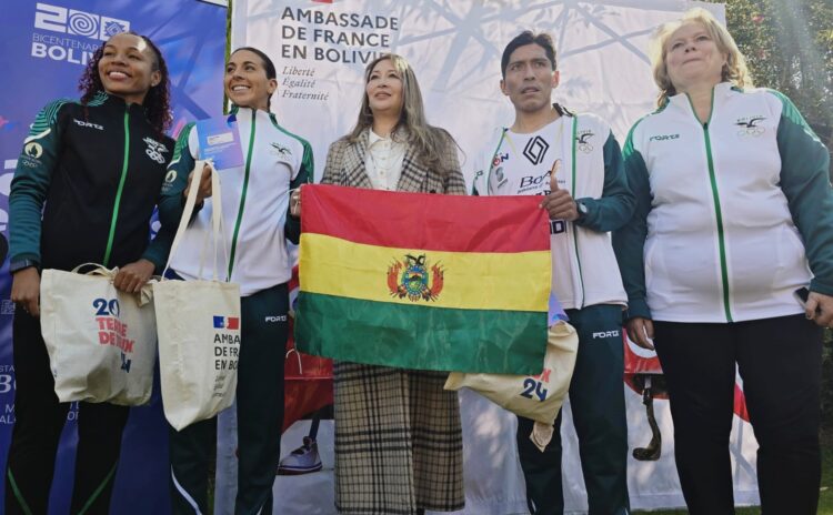 El equipo Bolivia con la viceministra de Deportes Karen Palenque y la embajadora francesa en Bolivia, Hélène Roos.