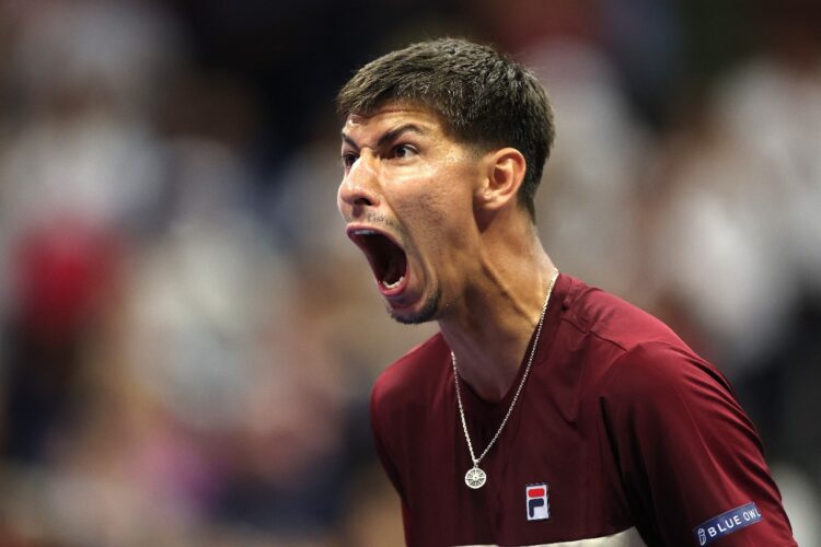 El tenista australiano celebra con un grito el punto decisivo con el que derrotó a Djokovic.