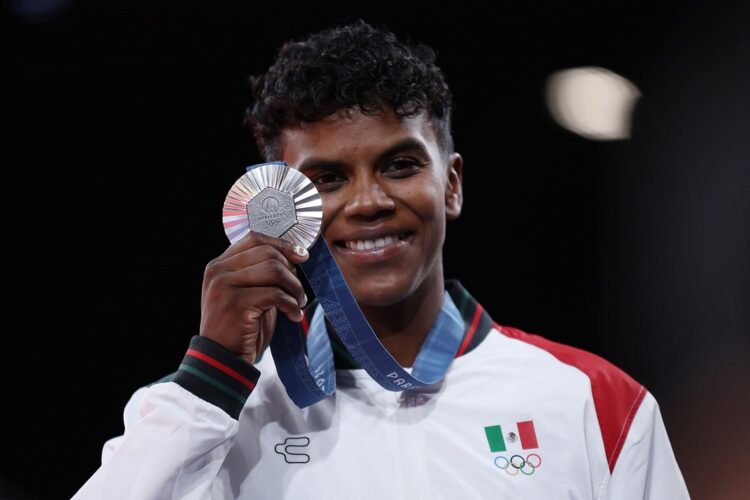 La judoca mexicana Prisca Awiti con su presea de plata