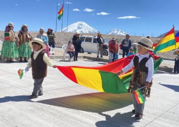 Niños de Tambo Quemado, municipio de Turco (Oruro), rinden homenaje a la bandera.