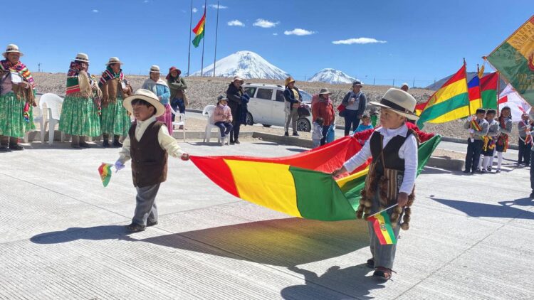Niños de Tambo Quemado, municipio de Turco (Oruro), rinden homenaje a la bandera.