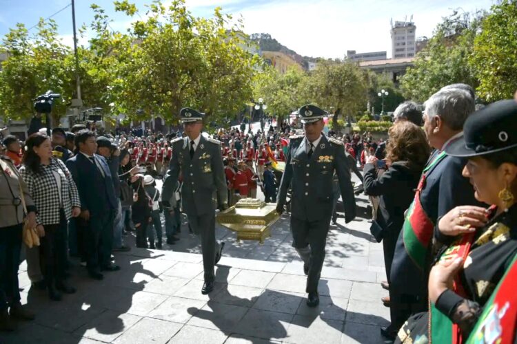 Con escolta militar, los restos de los protomártires son llevados a la Catedral Metropolitana