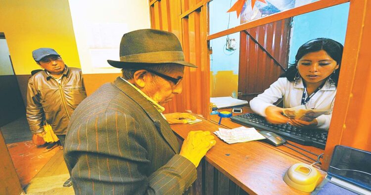 Un adulto mayor cobra su Renta Dignidad en un punto de pago de una entidad bancaria.