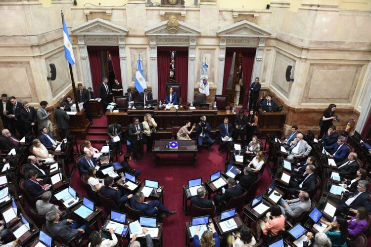 El Senado argentino avala la reforma del cálculo de pensiones pese al aviso de veto de Milei
