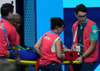 Evacúan a una nadadora eslovaca de la piscina de París con respiración asistida