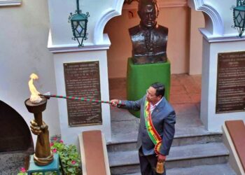 ‘Ha llegado de julio el gran día’: Arce enciende la tea en Casa Murillo