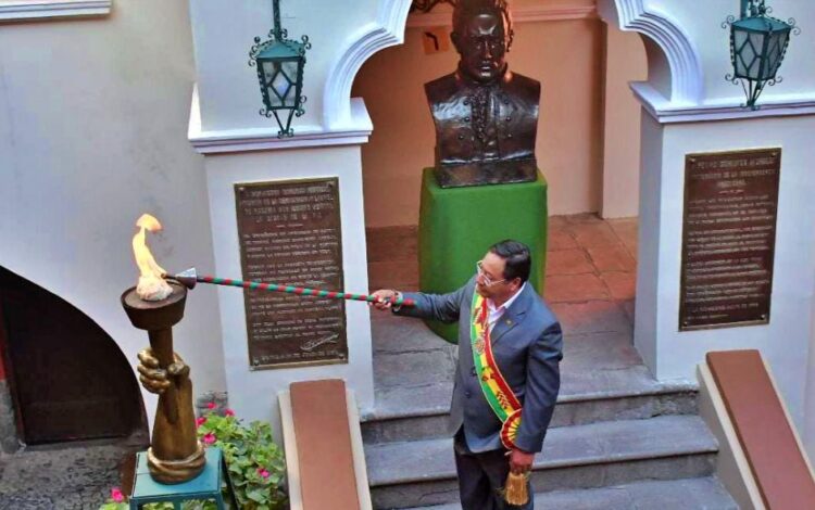 ‘Ha llegado de julio el gran día’: Arce enciende la tea en Casa Murillo