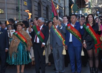 A la cabeza de Arce, empieza el Desfile de Teas