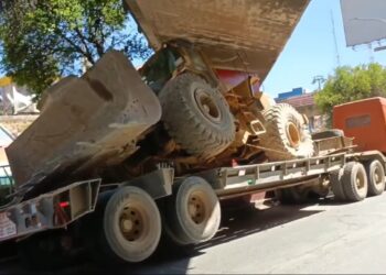 Tráiler que llevaba un tractor impacta contra un puente en la Ceja de El Alto