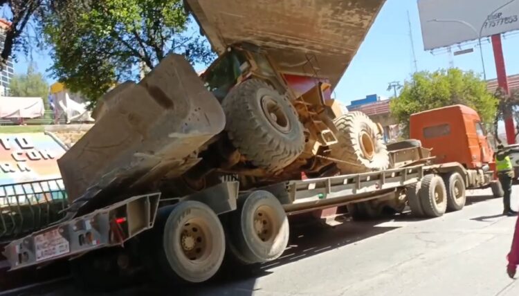 Tráiler que llevaba un tractor impacta contra un puente en la Ceja de El Alto