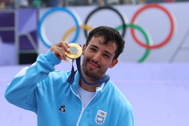 El argentino José Torres Gil muestra la medalla de oro