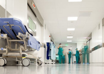 La mujer, golpeada por su concubino, recibe atención en el hospital Viedma de Cochabamba.