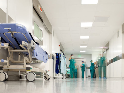 La mujer, golpeada por su concubino, recibe atención en el hospital Viedma de Cochabamba.