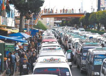 Los minibuses de transporte público toman hasta tres carriles de algunas vías como paradas.