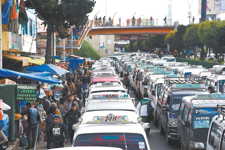 Los minibuses de transporte público toman hasta tres carriles de algunas vías como paradas.