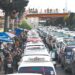 Los minibuses de transporte público toman hasta tres carriles de algunas vías como paradas.