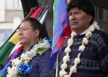 El mandatario Luis Arce y el expresidente Evo Morales, en un acto oficial. Foto: AFP.