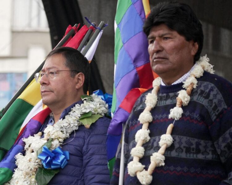 El mandatario Luis Arce y el expresidente Evo Morales, en un acto oficial. Foto: AFP.