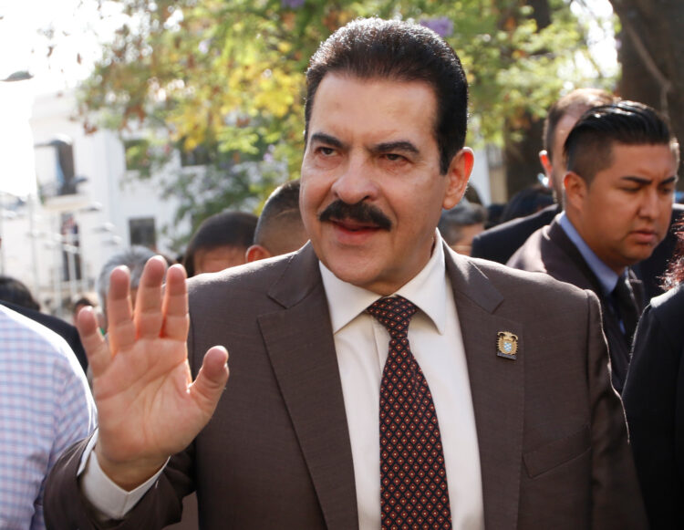 Reyes Villa dice que, sin ser candidato, lidera encuestas y pide evitar la guerra sucia