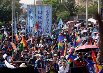 Masiva movilización liderada por García respalda a Arce y reivindica la democracia