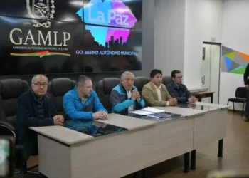 Autoridades se reúnen para evaluar situación de sismos en el país.