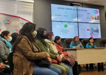 Autoridades de la Alcaldía y víctimas de estafa en conferencia de prensa.