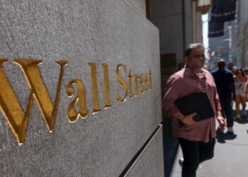 Wall Street finaliza en ligera alza una semana agitada