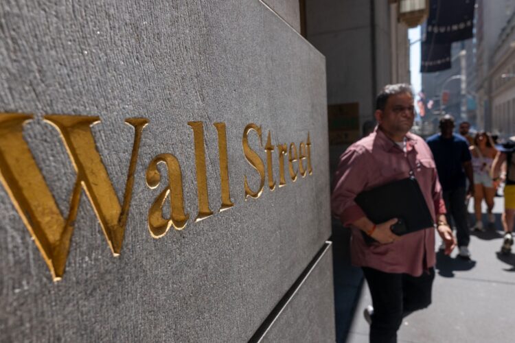 Wall Street finaliza en ligera alza una semana agitada
